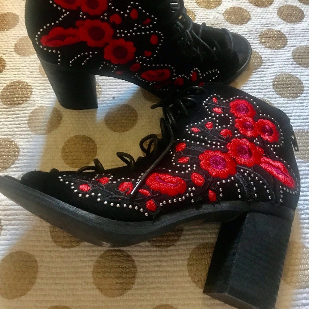 Women’s Tie-up Boots